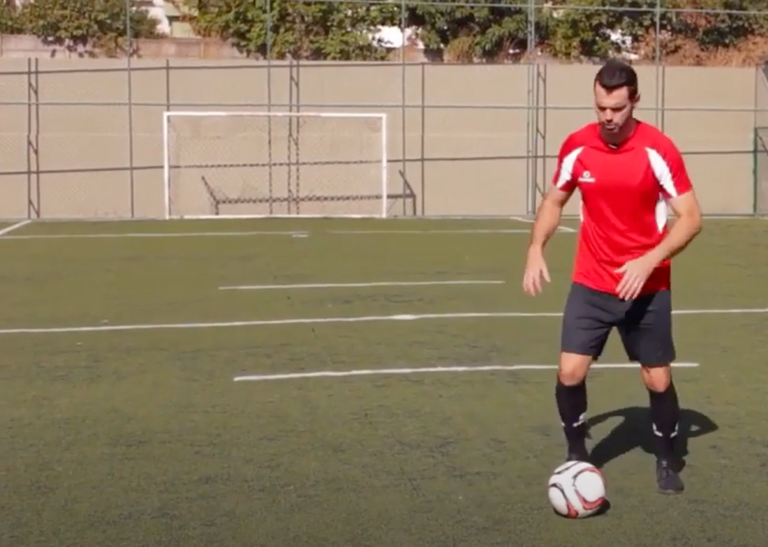 Learn Soccer Skills: How to do an Amazing Dribble in 2 Steps