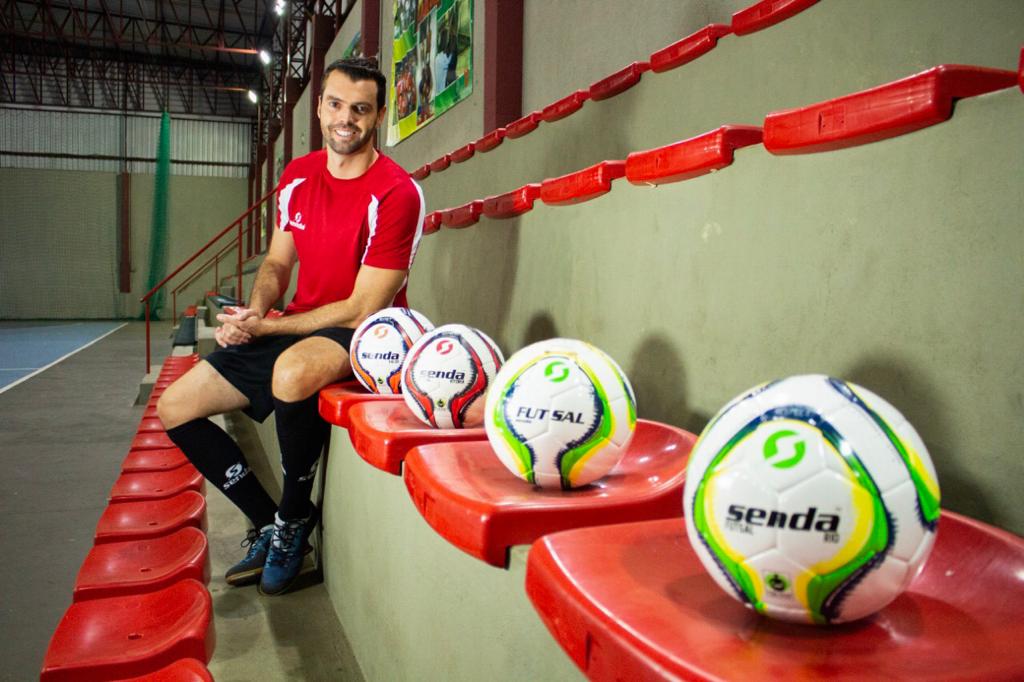 Learn Futsal: Quick Spin to beat Your Defender with Matheus Palhinha!