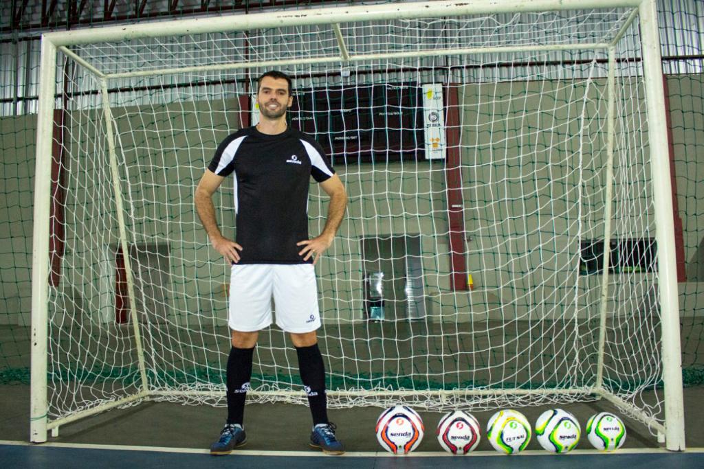 Learn Futsal: How to beat a Defender that is Behind You!
