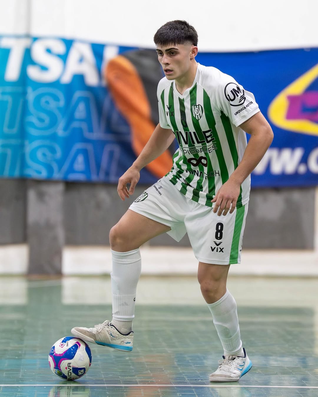Lucas Granda playing for Pinocho Futsal wearing Senda Ushuaia Pro footwear