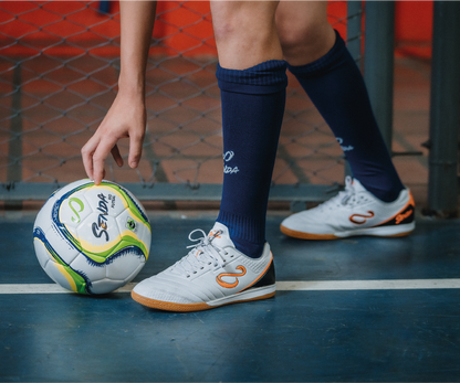 Futsal Shoe white - action imagen - Senda Athletics